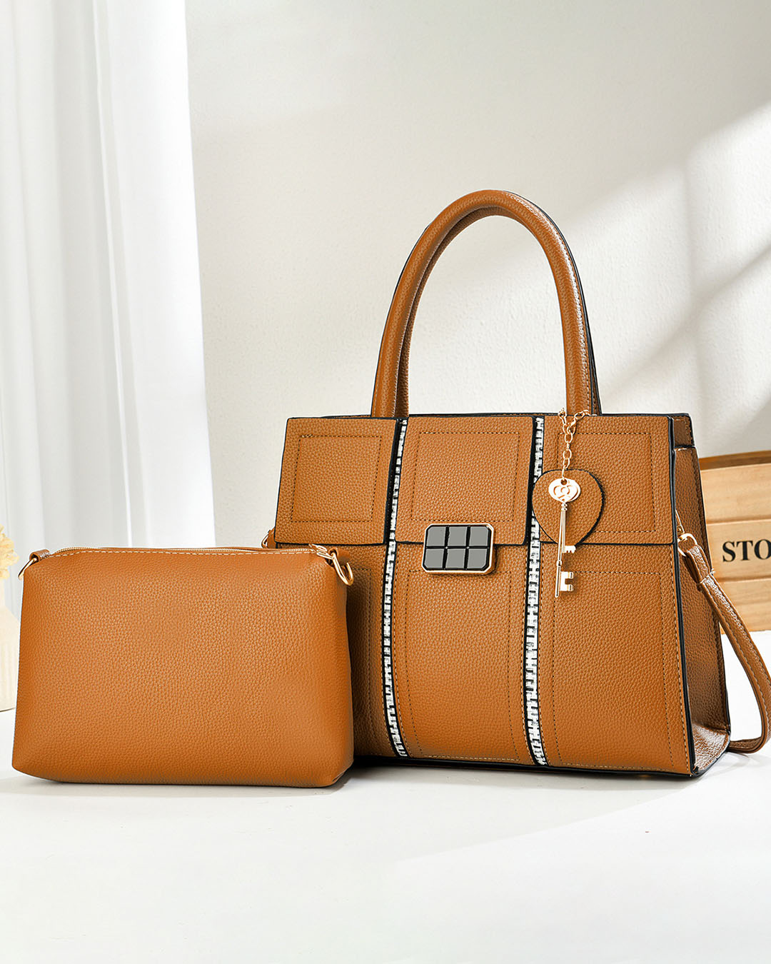 Cartera cuadrada con comestiquero, estilo clasico ideal para oficina