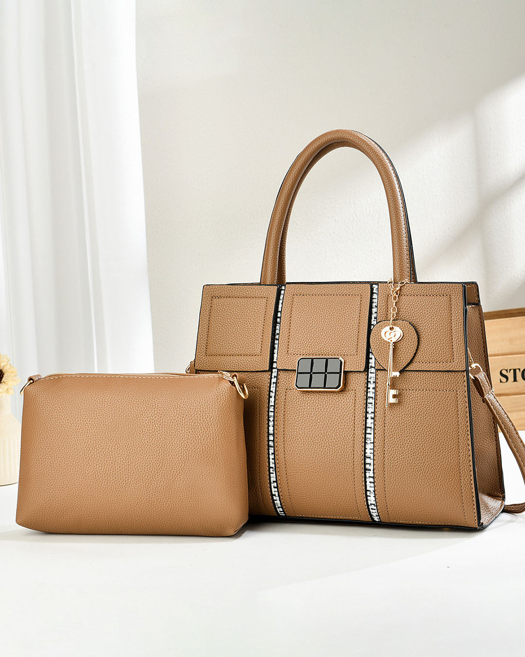 Cartera cuadrada con comestiquero, estilo clasico ideal para oficina