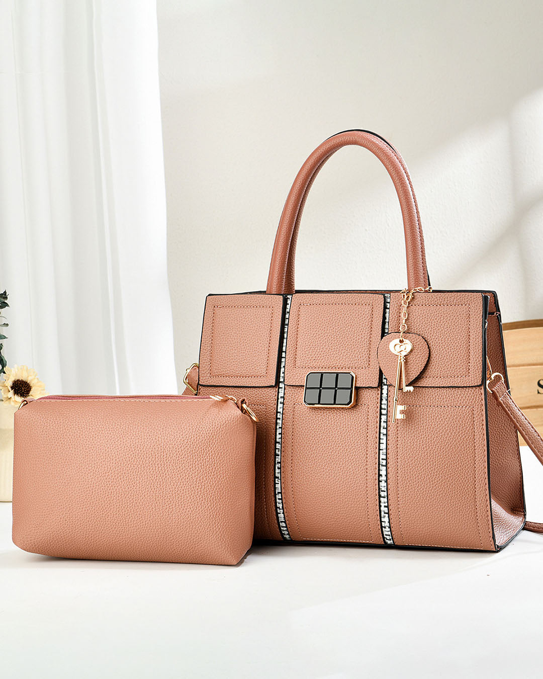 Cartera cuadrada con comestiquero, estilo clasico ideal para oficina