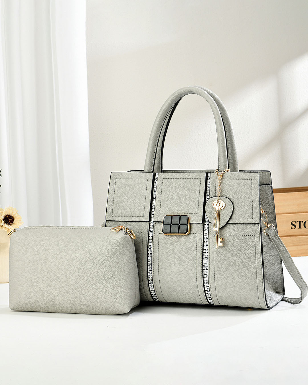 Cartera cuadrada con comestiquero, estilo clasico ideal para oficina