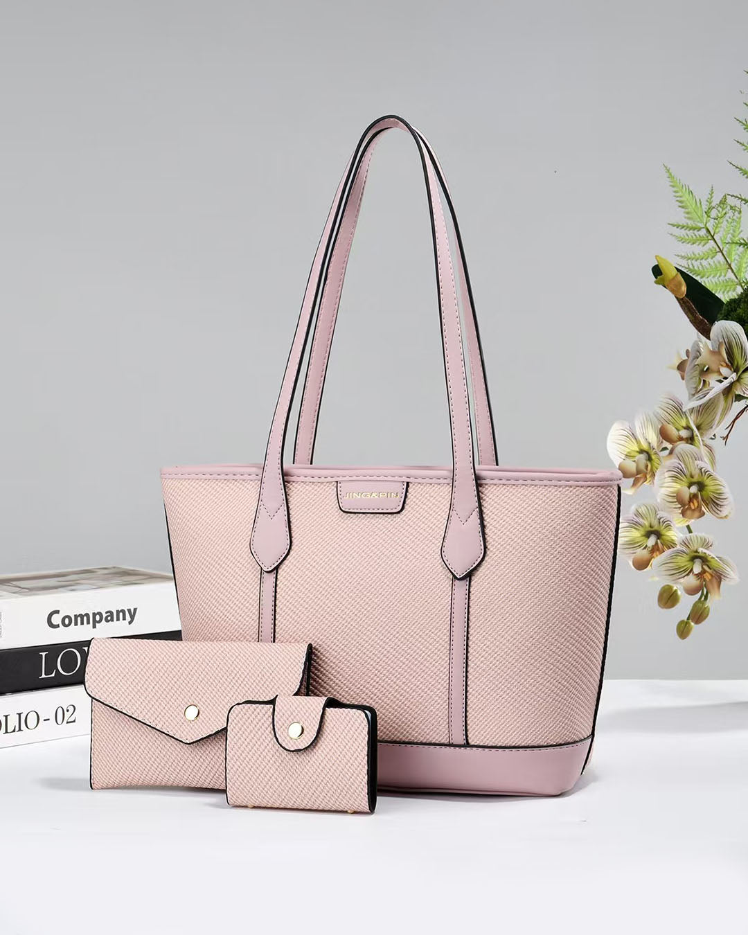 Combo con bolso tote espacioso