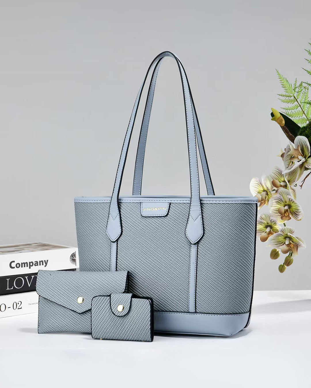 Combo con bolso tote espacioso