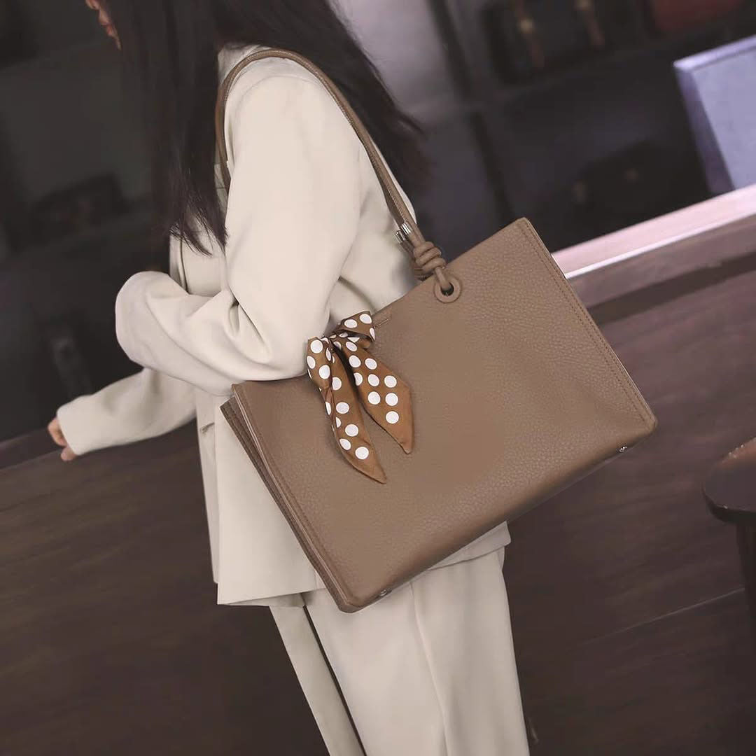 Black Friday • Cartera Tipo Tote de Asas Largas con Pañuelo Decorativo y Estuche Interno removible  – Diseño Texturizado y Práctico