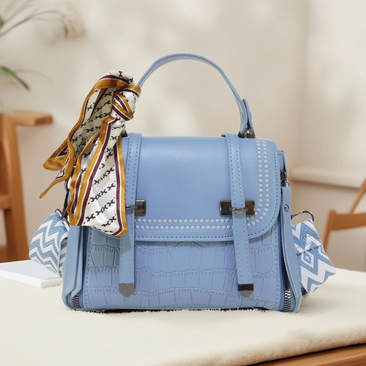 Bolso pequeño tipo crossbody con Toques Dorados y Pañuelo a Juego