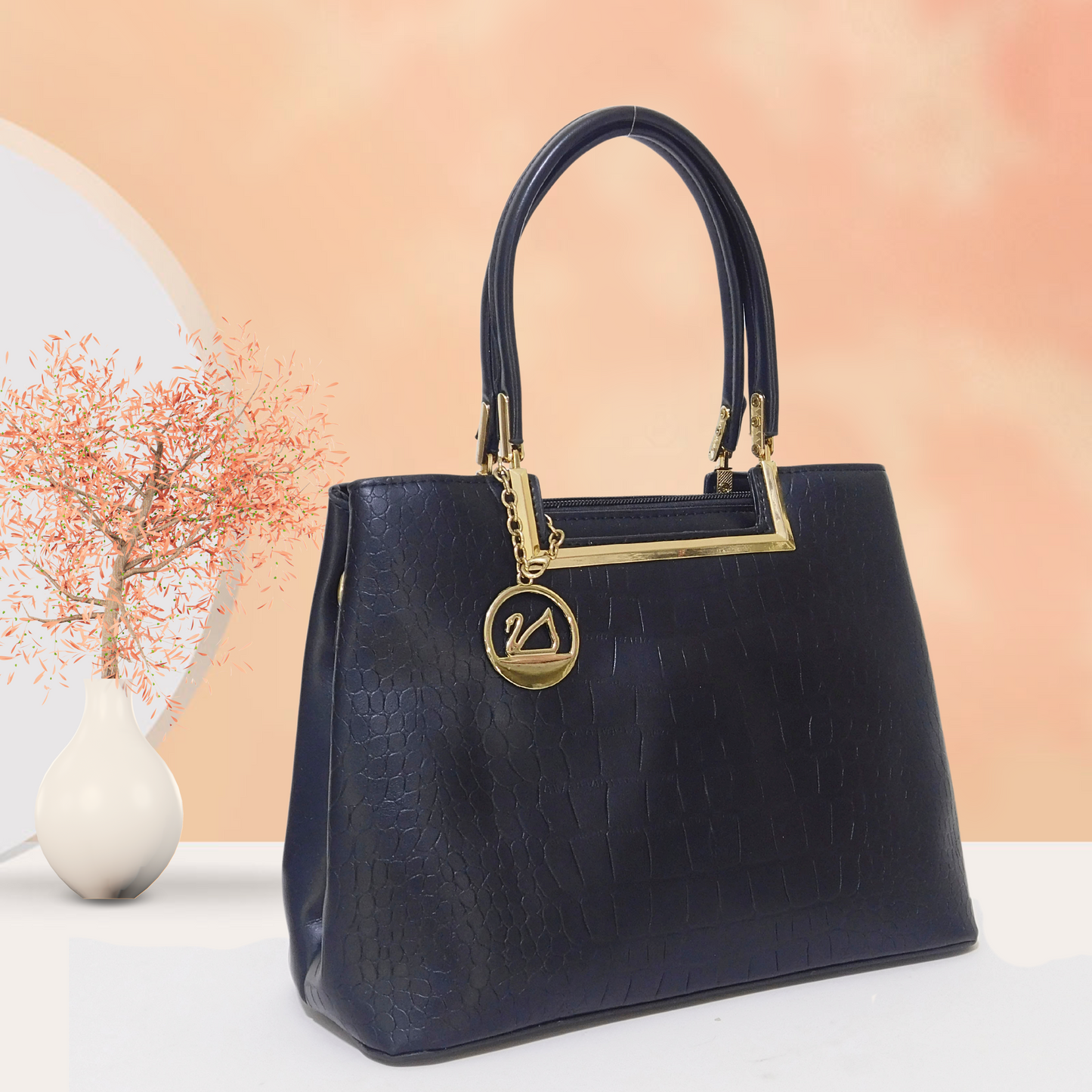Cartera mediana con llavero y detalles en dorado