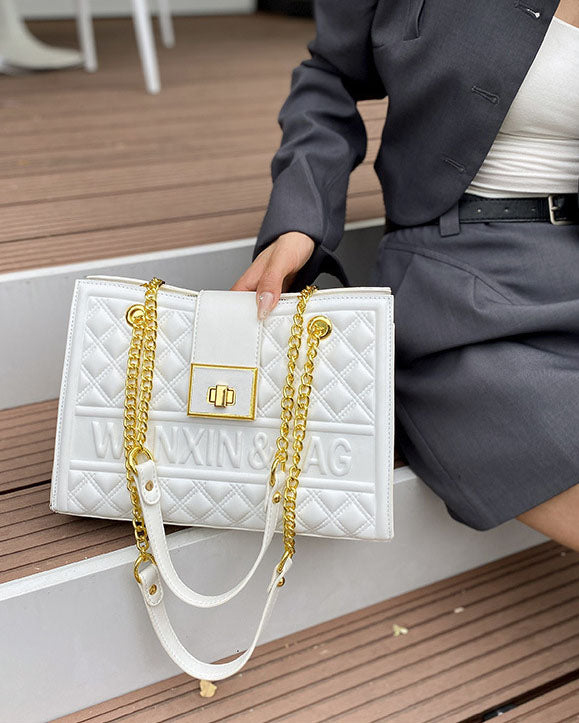 Cartera cuadrada con cadena