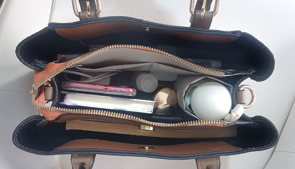 Cartera pequeña con estilo conservador