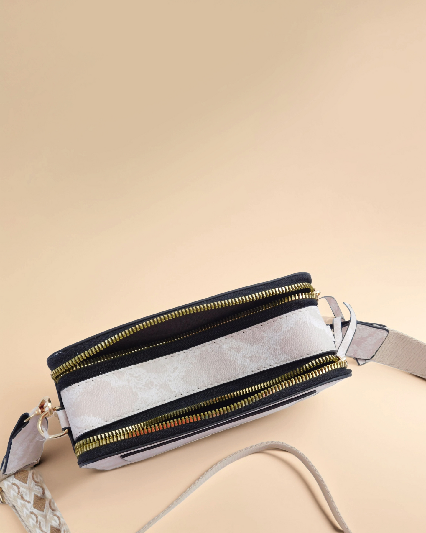 Black Friday • Crossbodies con doble entrada y detalles en dorado