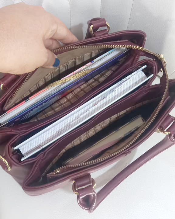 Caretra mediana con detalles en dorado