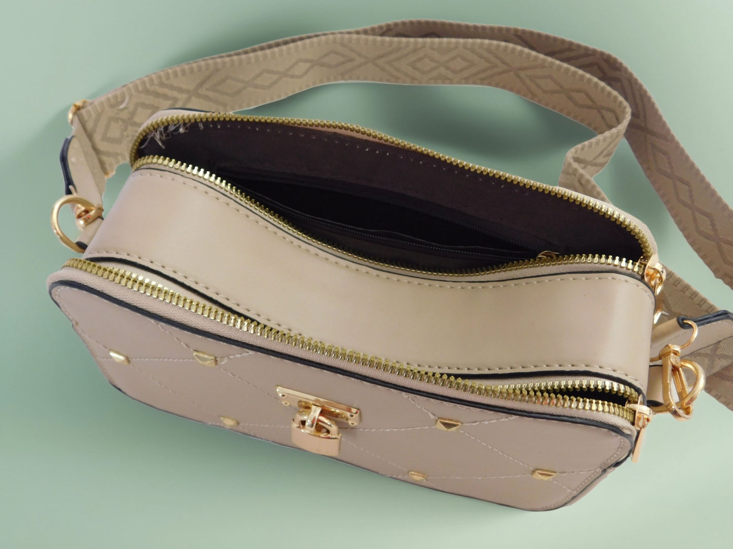 Crossbody con doble zipper y correa decorativa