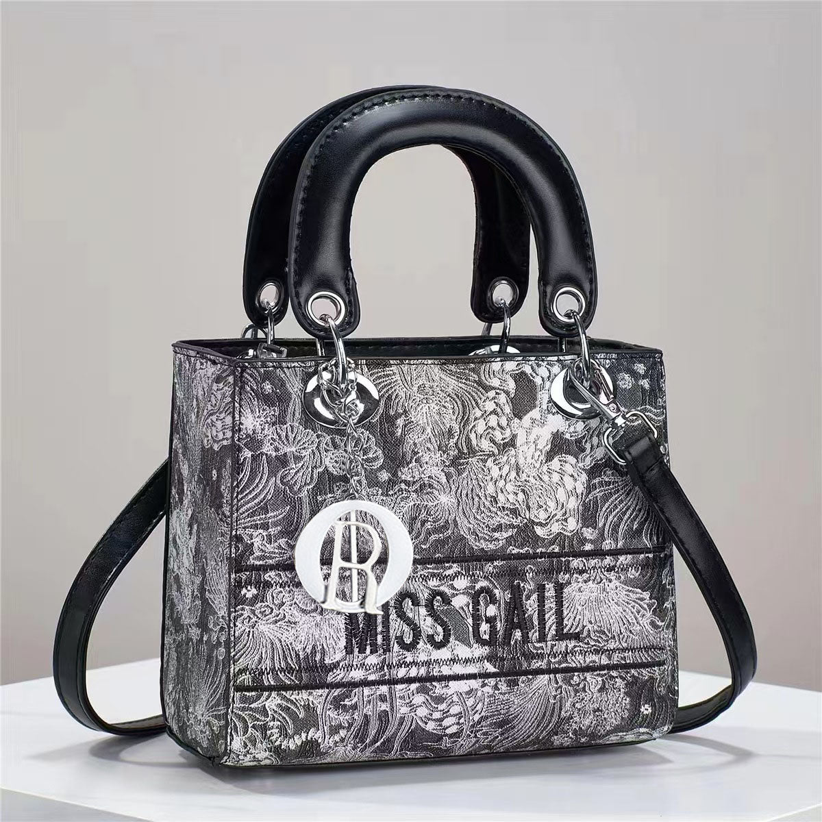 💕Oferta ¡San Valentín! 💕 • Mini bolso con detalles en plateado
