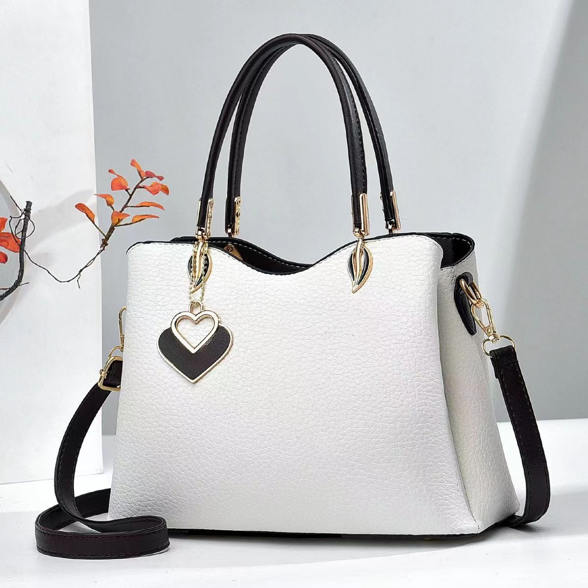 Cartera mediana con colgante