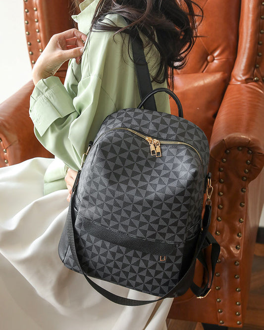 Mochila Negra con Diseño Geométrico y Detalles en Dorado