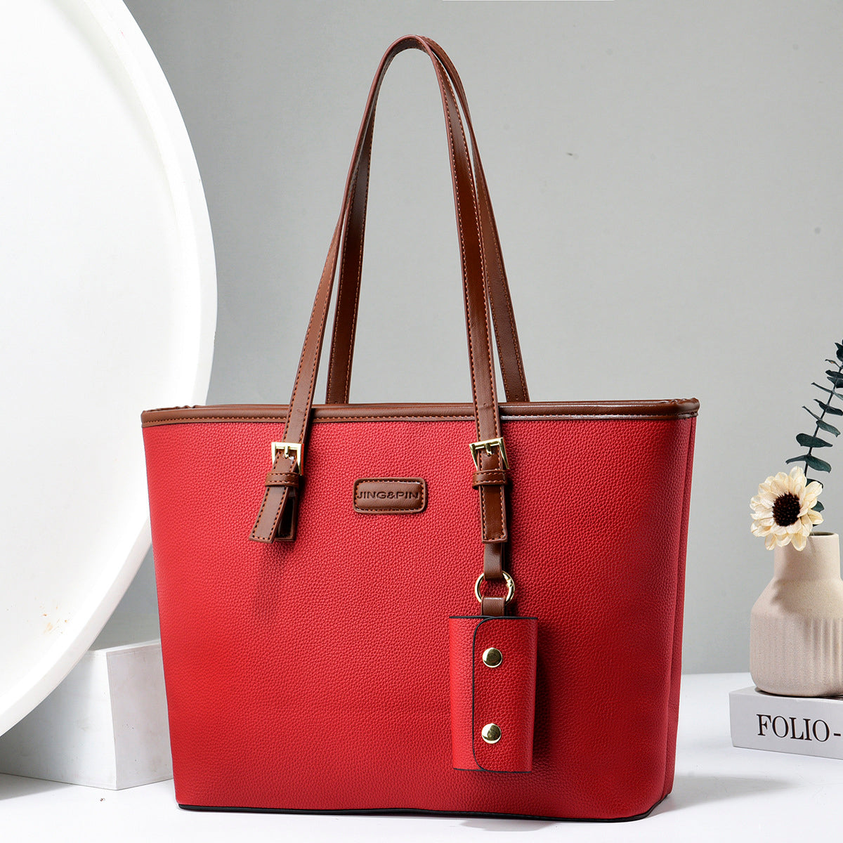 Cartera tipo bolso con llavero colgante