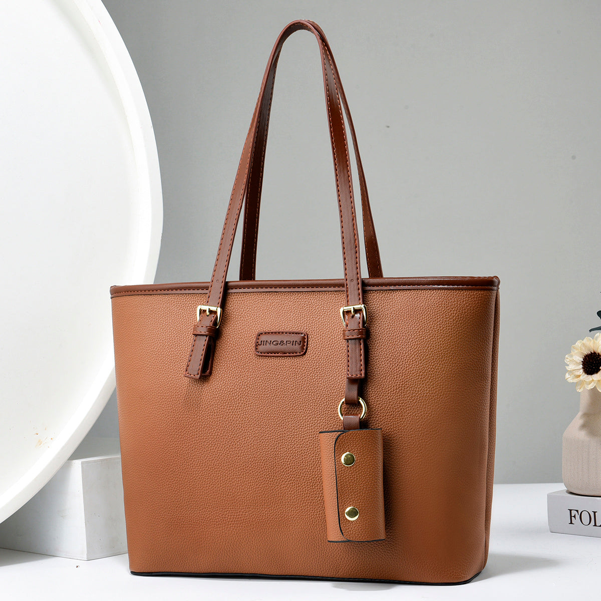 Cartera tipo bolso con llavero colgante