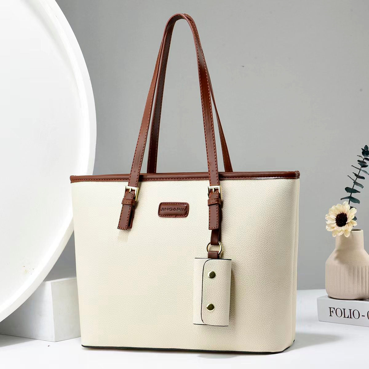 Cartera tipo bolso con llavero colgante