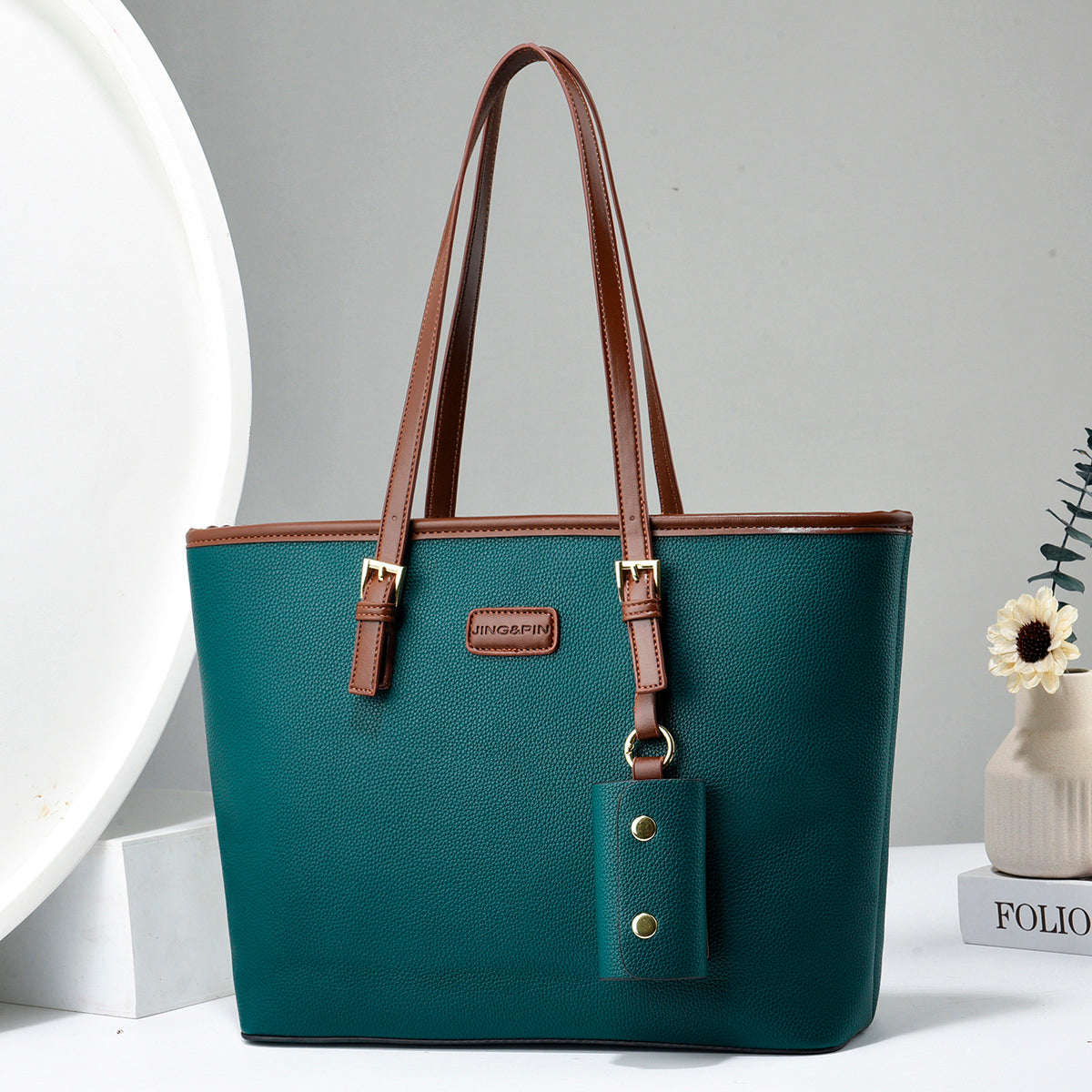 Cartera tipo bolso con llavero colgante