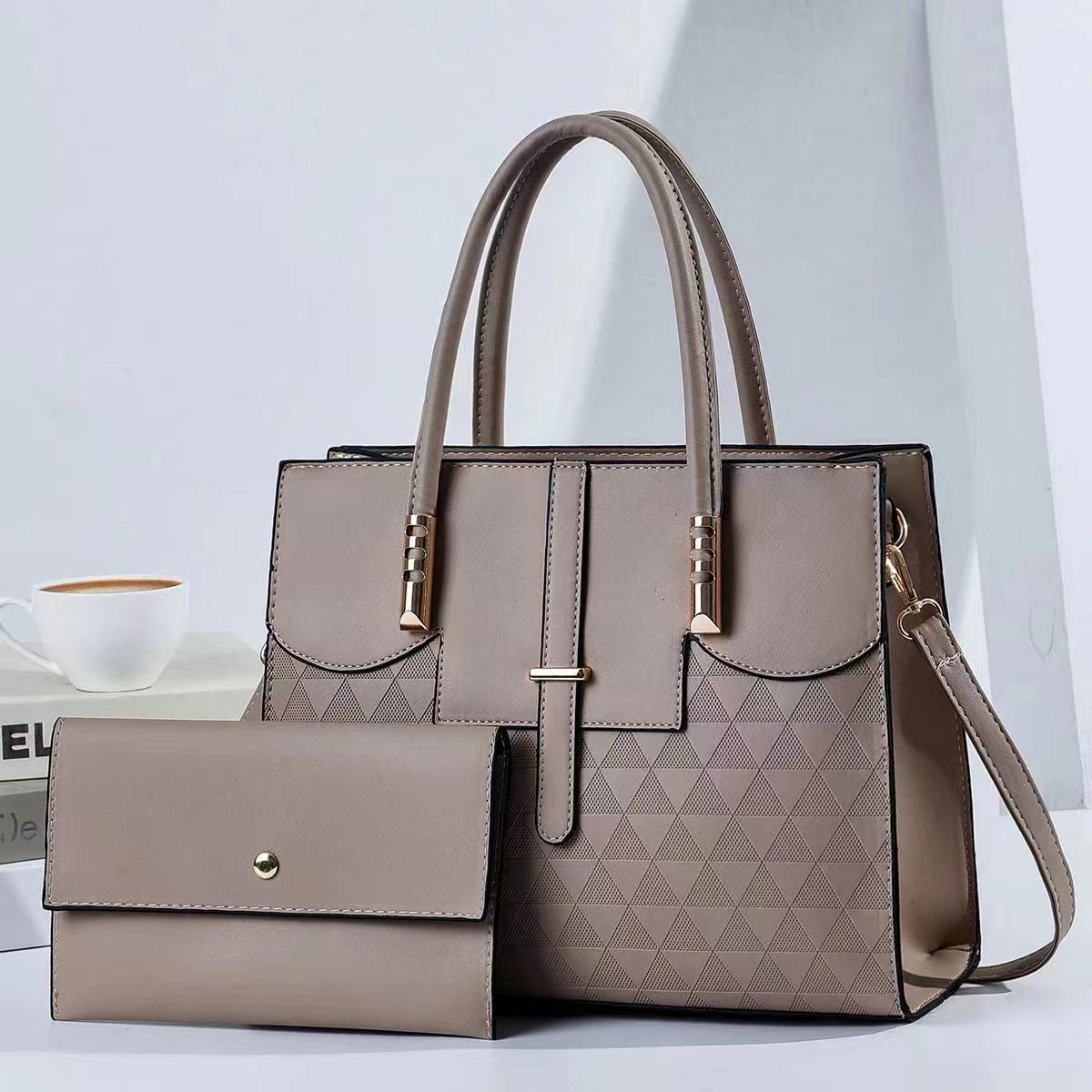 Diseño Innovador: Cartera Cuadrada con Segunda Pieza para Mayor Versatilidad