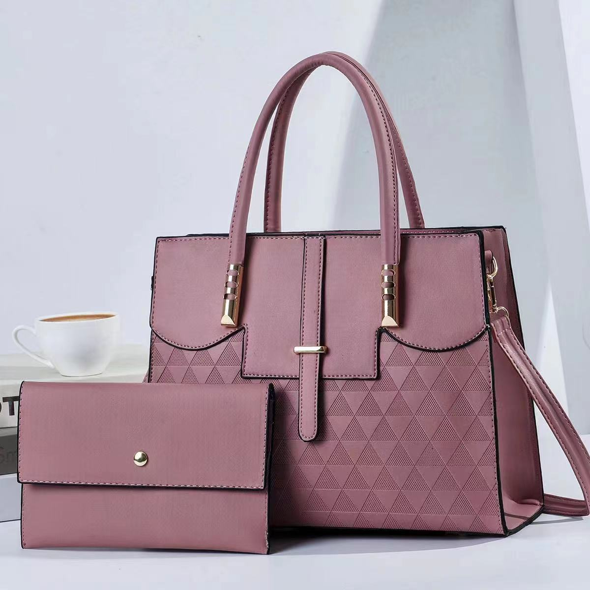 Diseño Innovador: Cartera Cuadrada con Segunda Pieza para Mayor Versatilidad