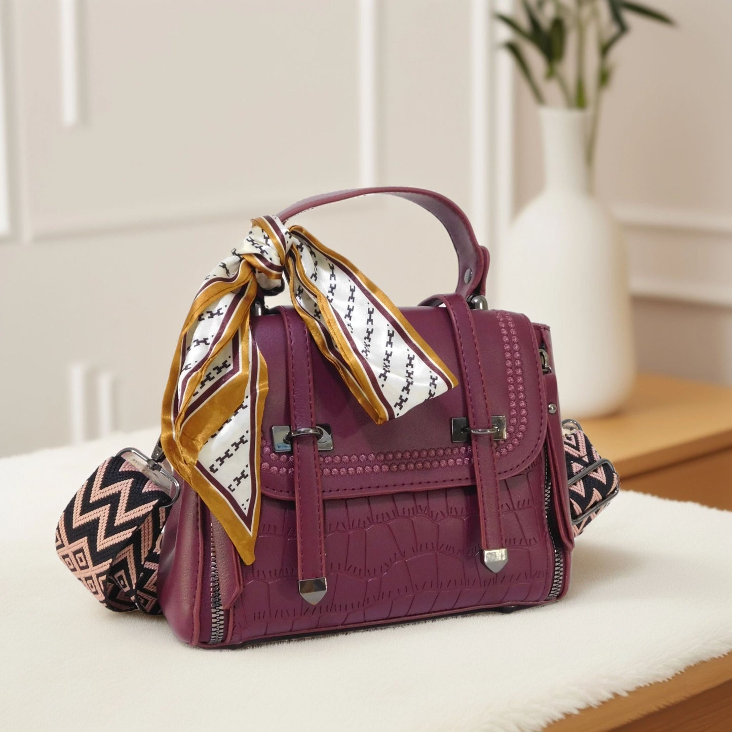 Bolso pequeño tipo crossbody con Toques Dorados y Pañuelo a Juego