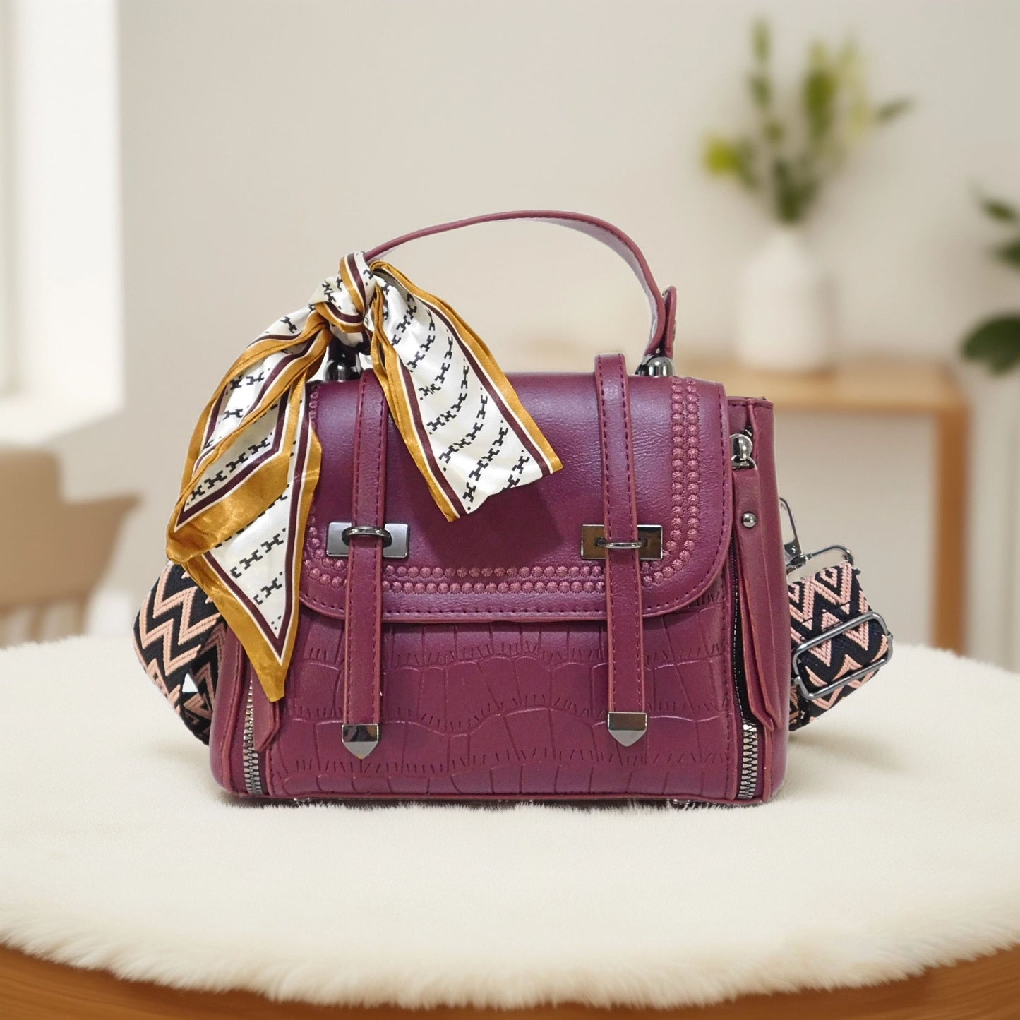 Bolso pequeño tipo crossbody con Toques Dorados y Pañuelo a Juego