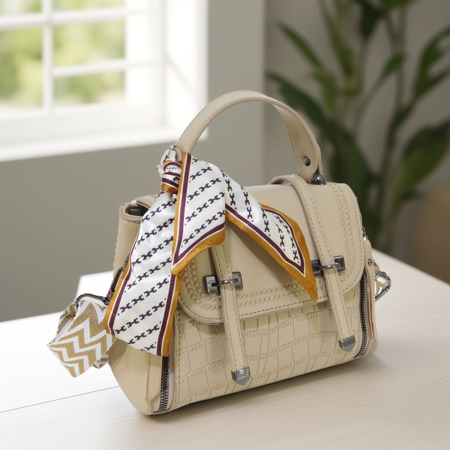 Bolso pequeño tipo crossbody con Toques Dorados y Pañuelo a Juego