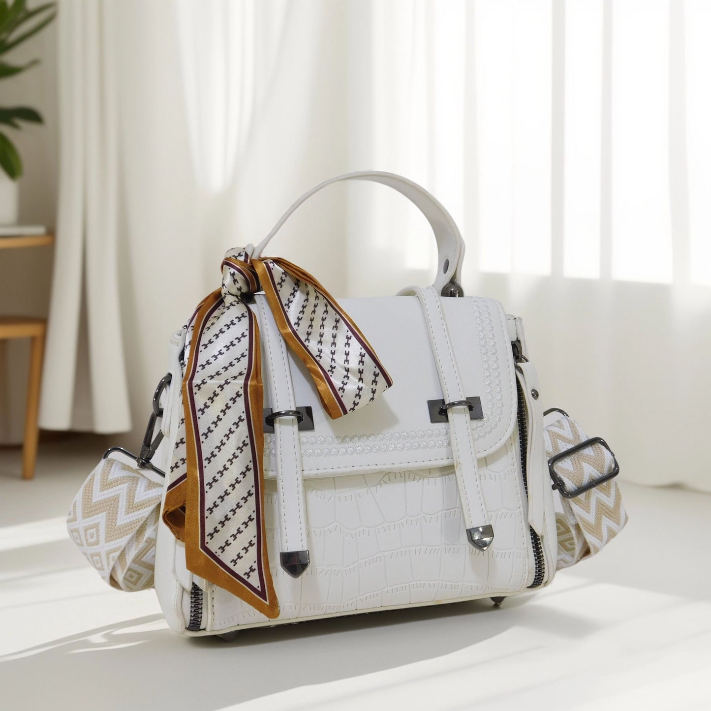 Bolso pequeño tipo crossbody con Toques Dorados y Pañuelo a Juego