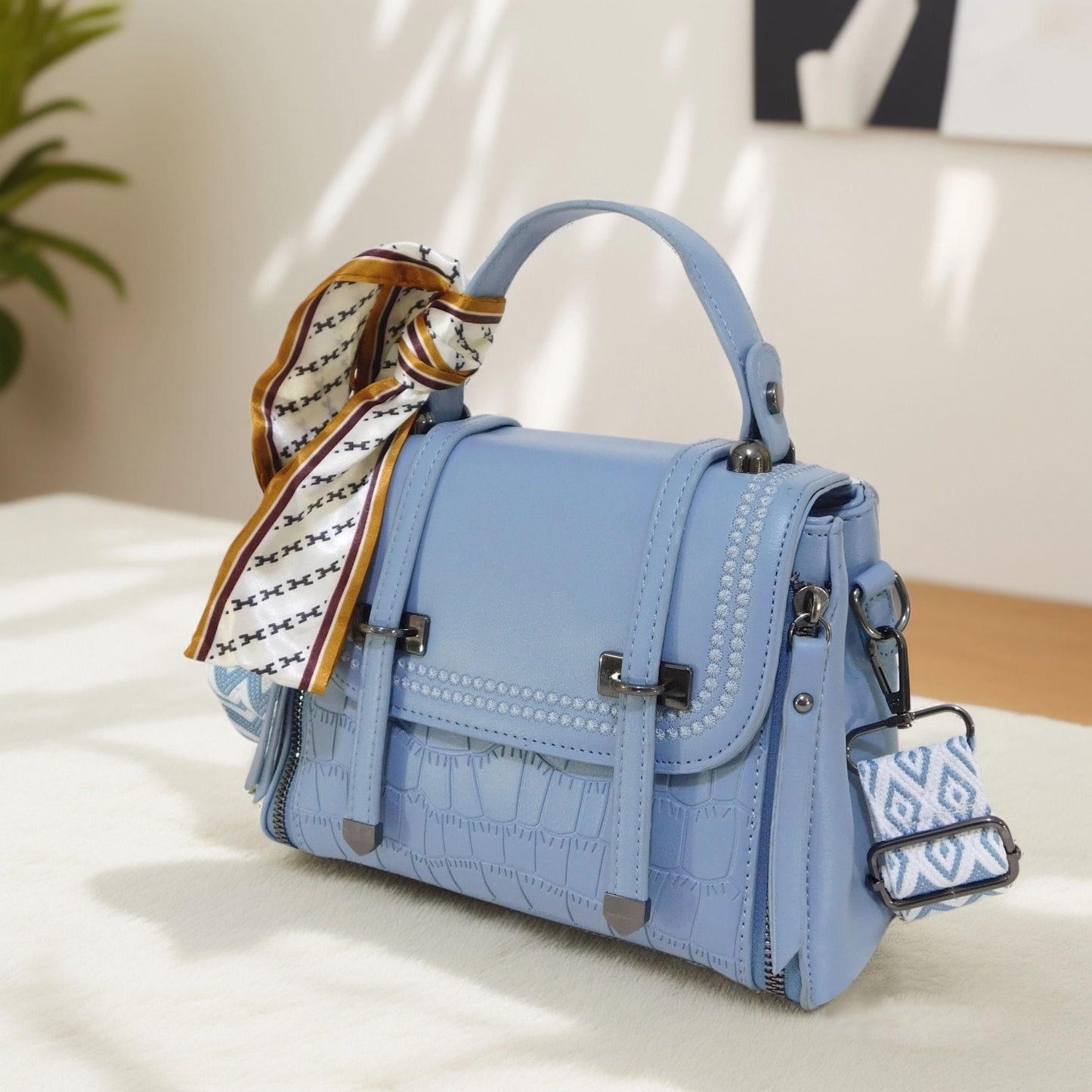 Bolso pequeño tipo crossbody con Toques Dorados y Pañuelo a Juego
