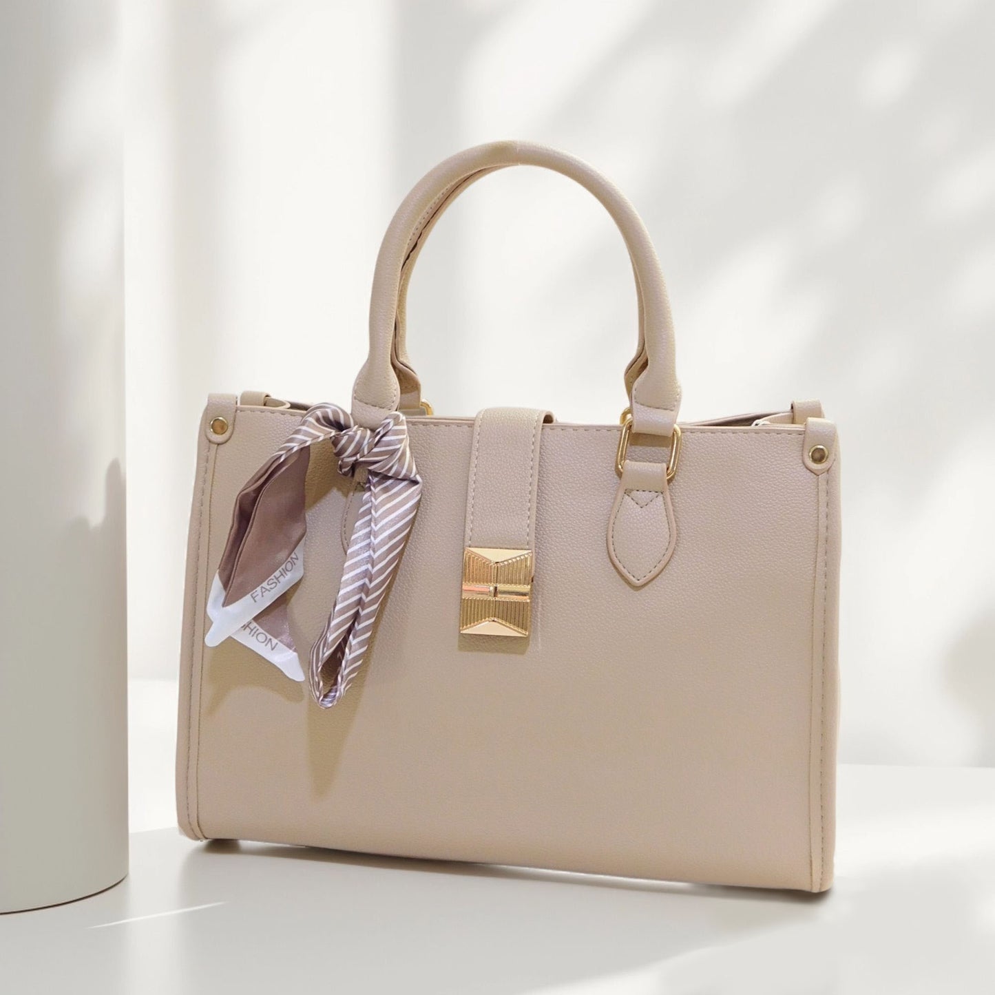 Bolso mediano con Toques Dorados y Pañuelo Decorativo