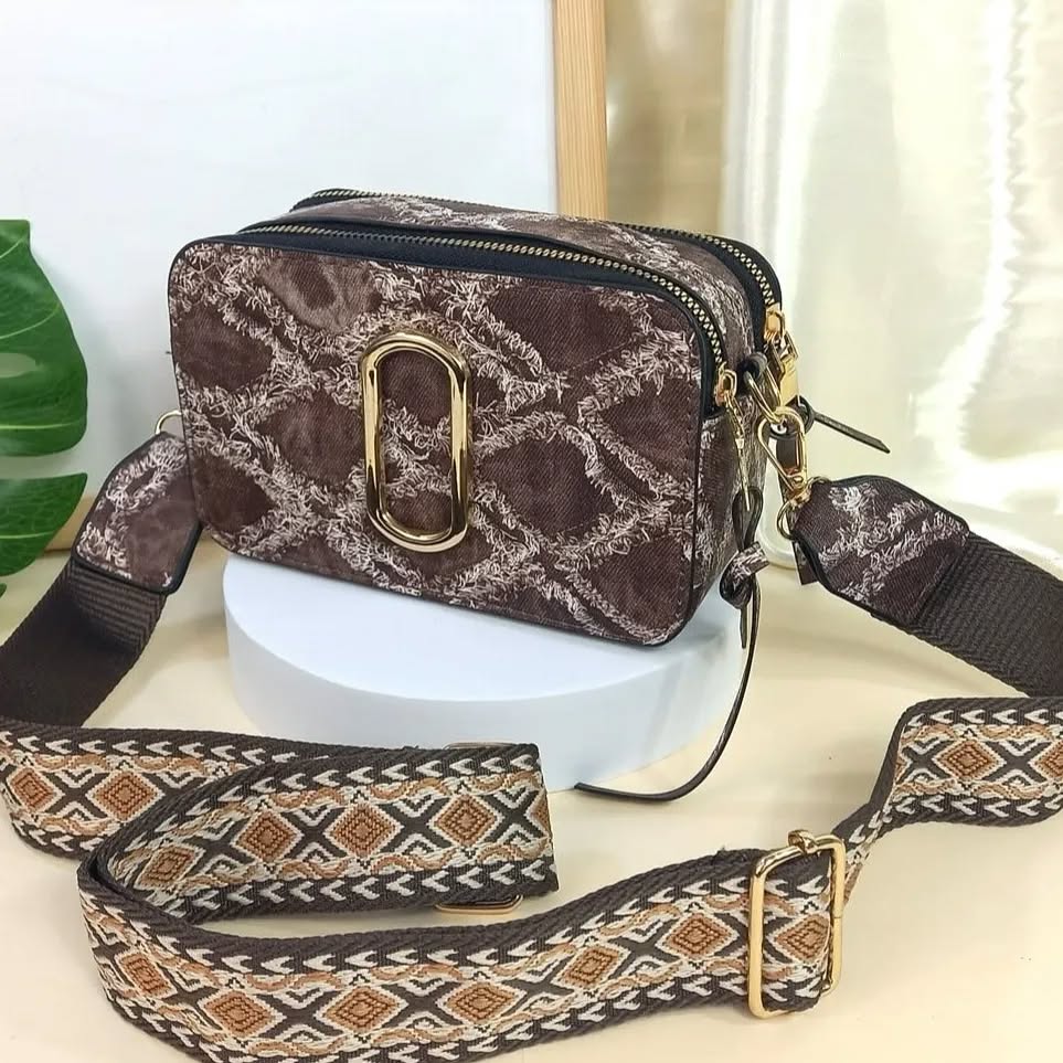Black Friday • Crossbodies con doble entrada y detalles en dorado