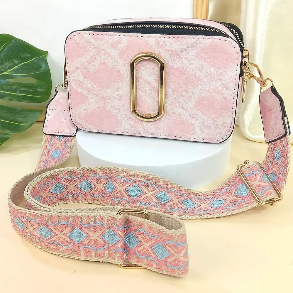 Black Friday • Crossbodies con doble entrada y detalles en dorado