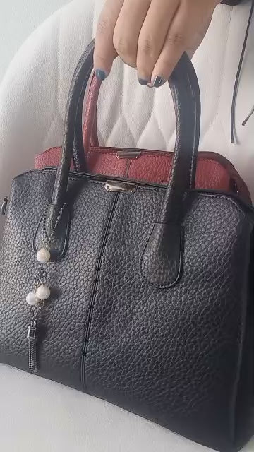 Cartera mediana con llavero decorativo