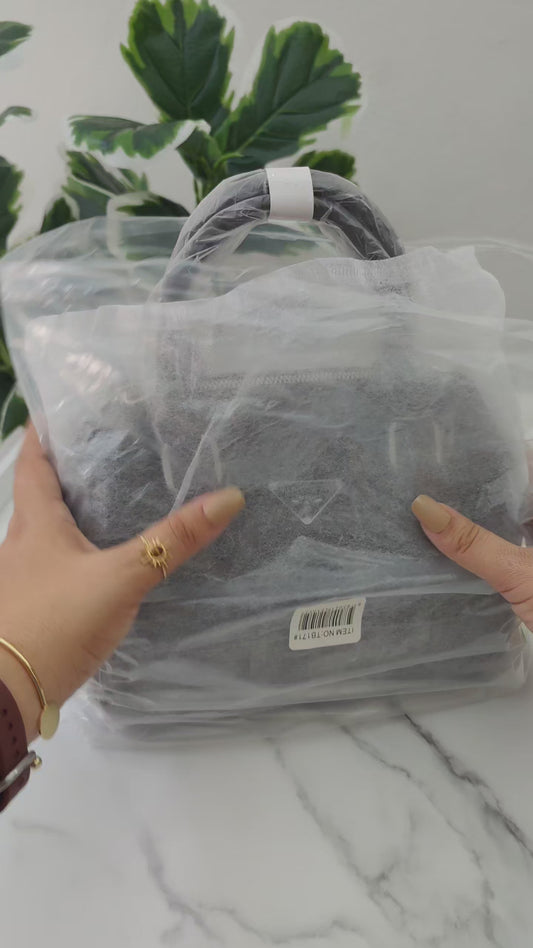 Cartera pequeña tipo baul con detalles en plateado