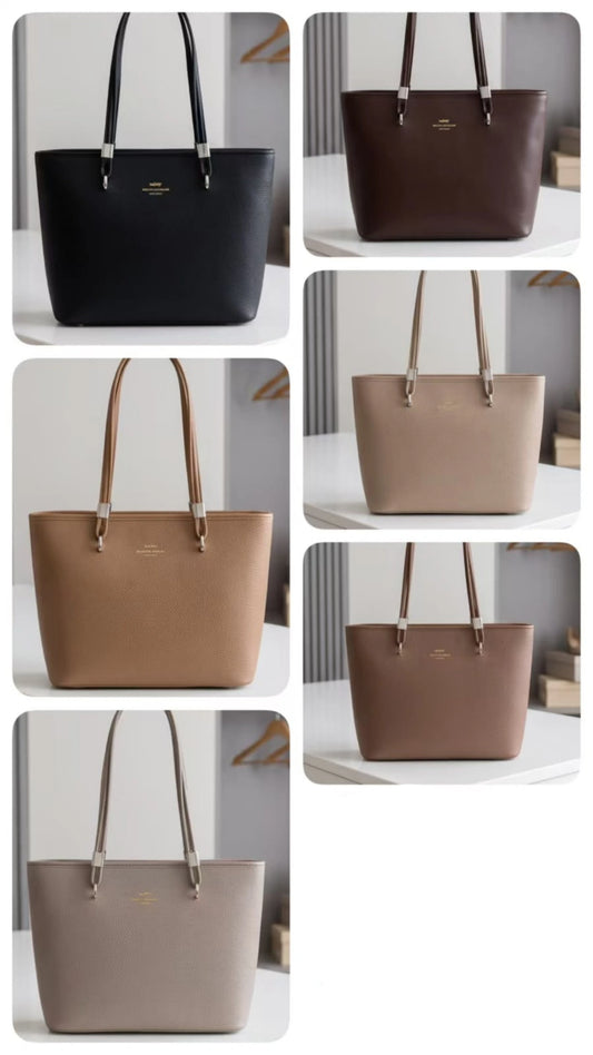 Cartera espaciosa con detalles en plateado