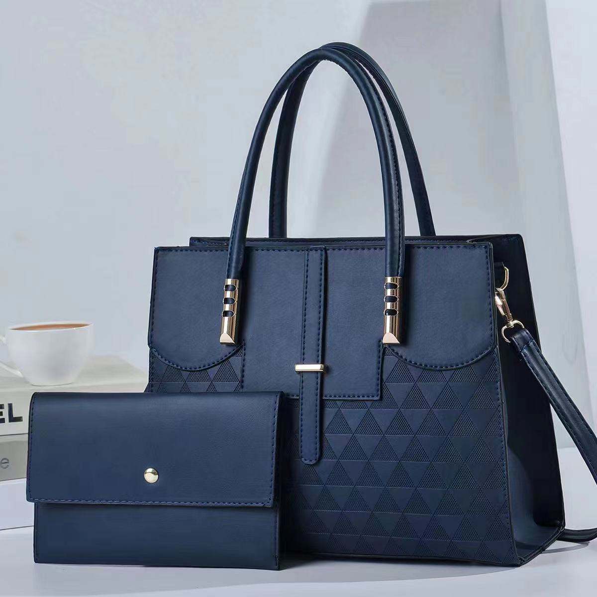 Diseño Innovador: Cartera Cuadrada con Segunda Pieza para Mayor Versatilidad