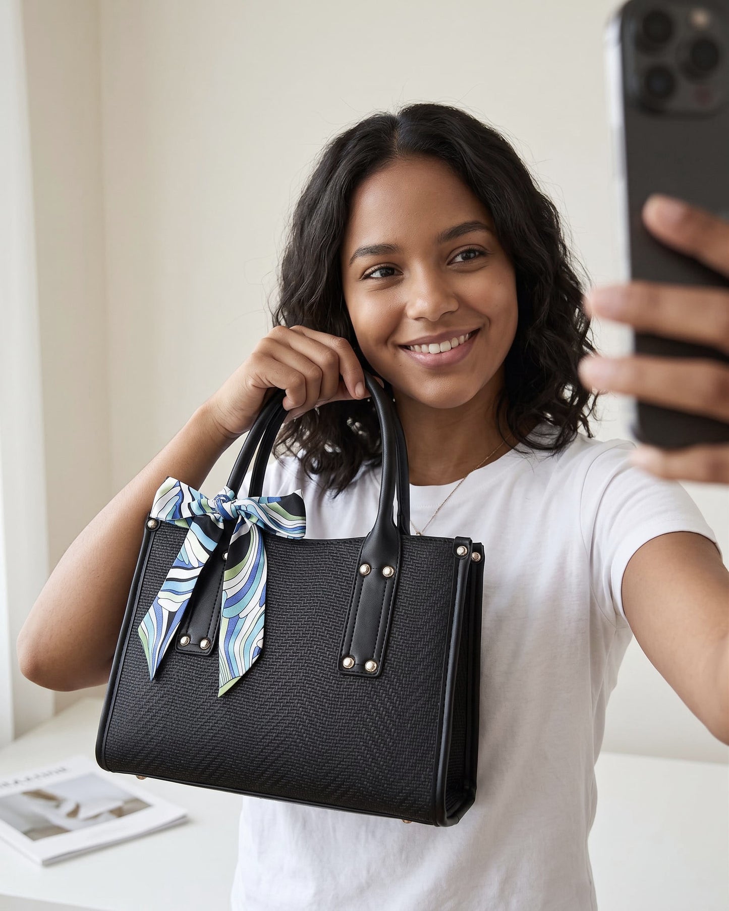 Cartera cuadrada con detalles en dorado y bufanda
