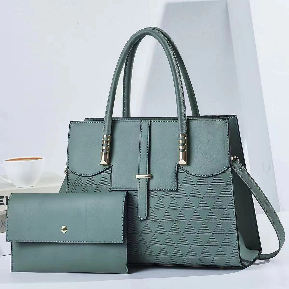 Diseño Innovador: Cartera Cuadrada con Segunda Pieza para Mayor Versatilidad