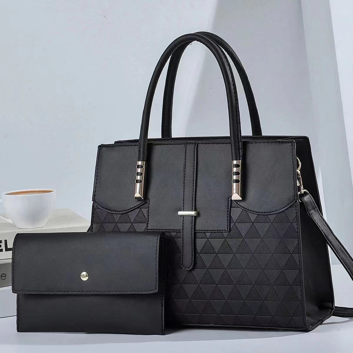 Diseño Innovador: Cartera Cuadrada con Segunda Pieza para Mayor Versatilidad